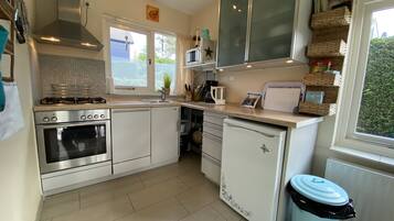 Een koelkast, een magnetron, een oven, een vaatwasser