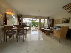 Een televisie en een stereo