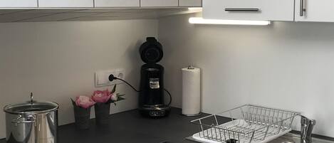 Een koelkast, een microgolfoven, een oven, een kookplaat