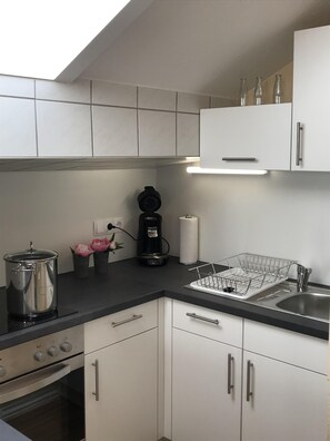 Kühlschrank, Mikrowelle, Ofen, Herdplatte