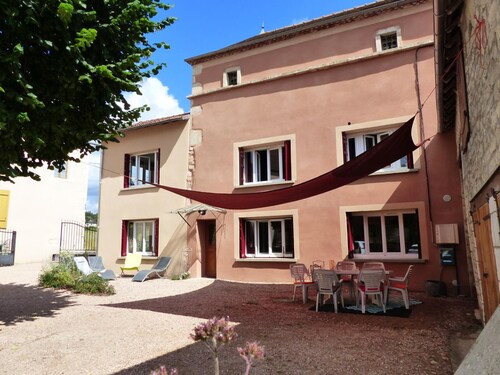 Charming Cottage in 17th Century Farm with Internet