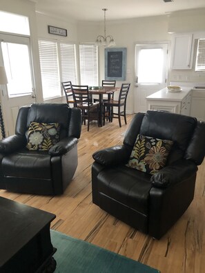 TV - Fantastic Beach Side Cottage with affordable rates! (Dauphin Island)