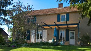 A house with a covered patio, a garden, and a lawn. - Country house with enclosed garden - Pets welcome (Barrais-Bussolles)