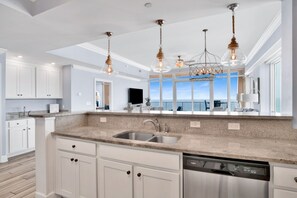 冰箱、微波炉、烤箱、炉灶