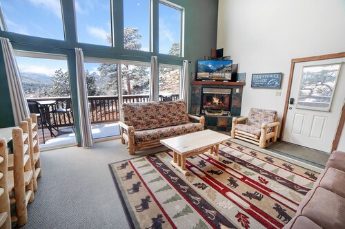 Continental Divide Cabin with breathtaking views from large picture windows