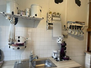 Jääkaappi, mikroaaltouuni, kahvin-/teenkeitin, leivänpaahdin