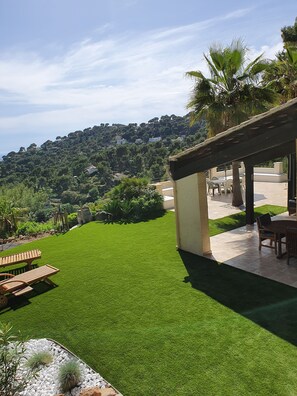 Outdoor dining - Superb villa with exceptional sea view pool (Hyères)