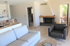 Smart TV, fireplace, books, stereo - Superb villa with exceptional sea view pool (Hyères)