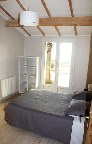 4 bedrooms, iron/ironing board, travel crib, WiFi - Superb villa with exceptional sea view pool (Hyères)