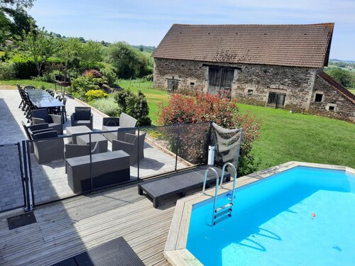 Renovated farmhouse with private pool and pets allowed