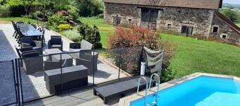 Renovated farmhouse with private pool and pets allowed