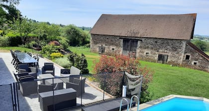 Renovated farmhouse with private pool and pets allowed