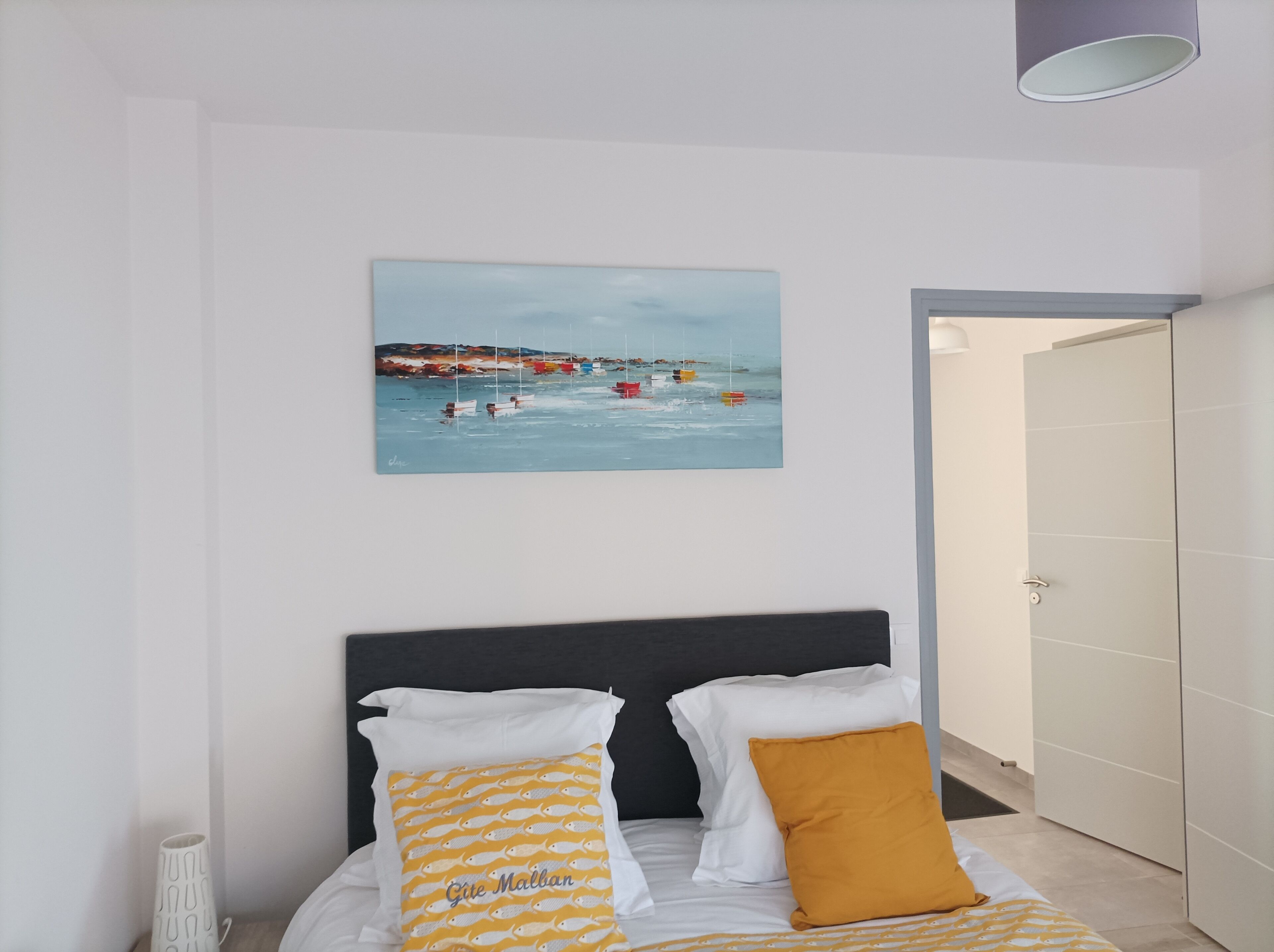 3 habitaciones, tabla de planchar con plancha y cuna de viaje 