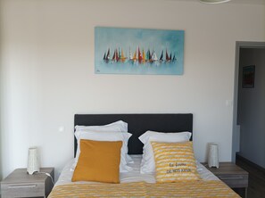 3 habitaciones, tabla de planchar con plancha y cuna de viaje 