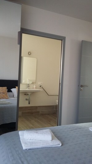 3 chambres, fer et planche à repasser, lit parapluie, Wi-Fi gratuit