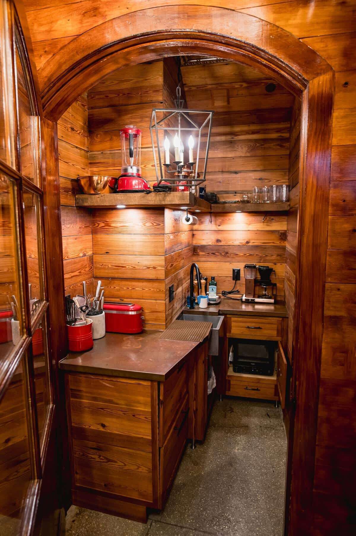 Réfrigérateur, micro-ondes, cafetière/bouilloire, grille-pain