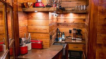 Réfrigérateur, micro-ondes, cafetiÚre/bouilloire, grille-pain