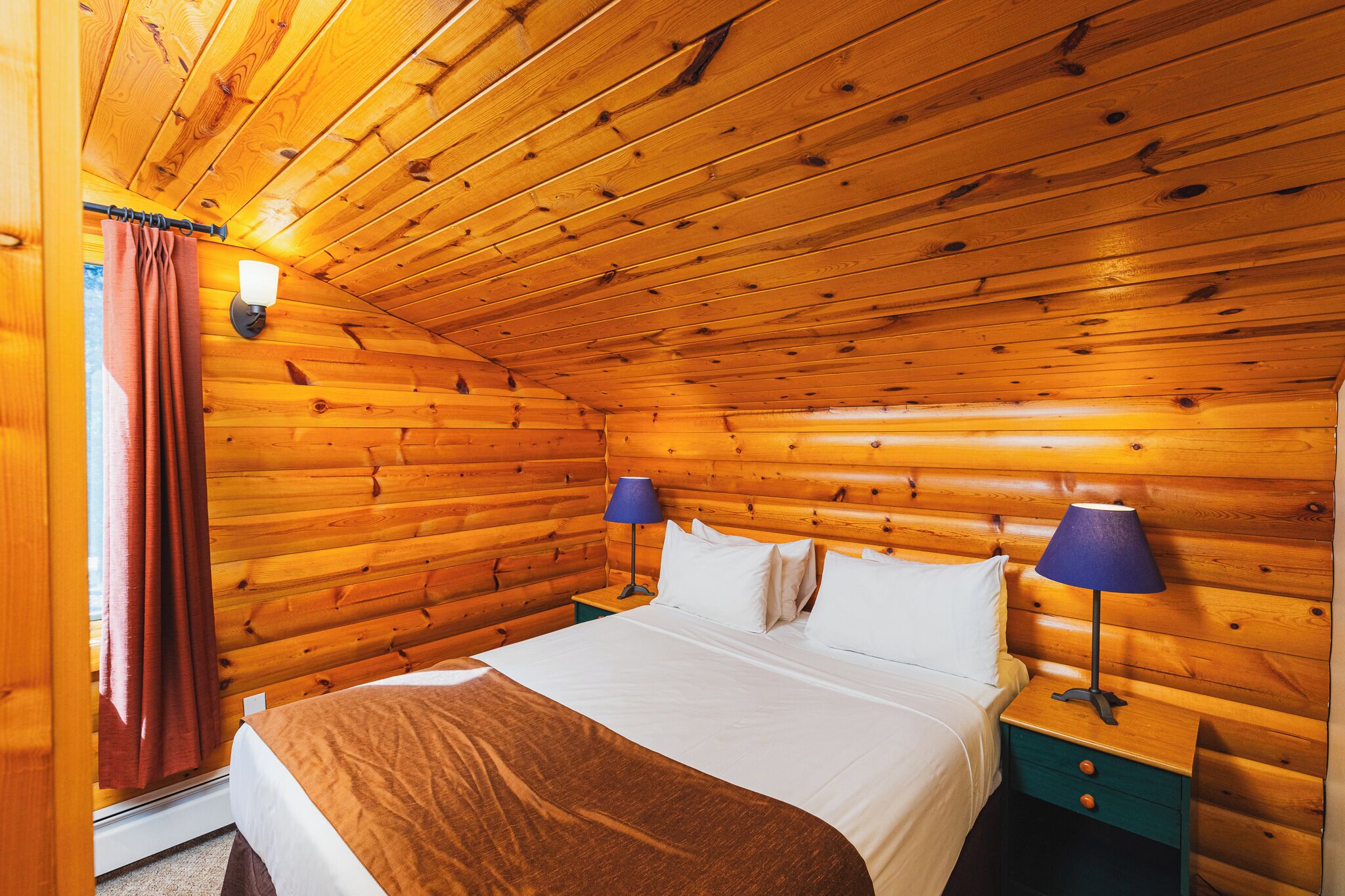 3 habitaciones, escritorio y tabla de planchar con plancha 