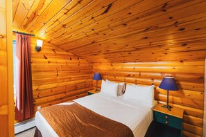 3 makuuhuonetta, työpöytä, silitysrauta/-lauta, vuodevaatteet