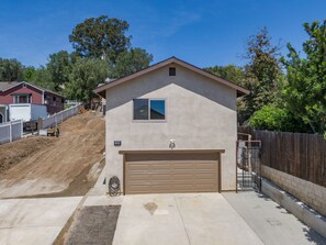 Exterior - BRAND NEW HOME | VIEW, FIRE PIT, BBQ & PUTTING GREEN (Orange)
