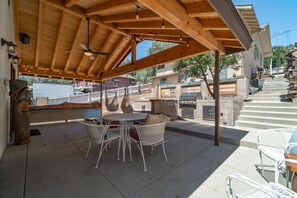 Outdoor dining - BRAND NEW HOME | VIEW, FIRE PIT, BBQ & PUTTING GREEN (Orange)