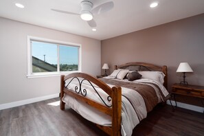 2 bedrooms, iron/ironing board, free WiFi, bed sheets - BRAND NEW HOME | VIEW, FIRE PIT, BBQ & PUTTING GREEN (Orange)