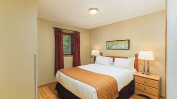 2 bedrooms, desk, iron/ironing board, bed sheets