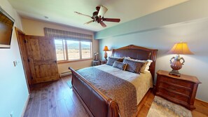 3 bedrooms, desk, free WiFi, bed sheets
