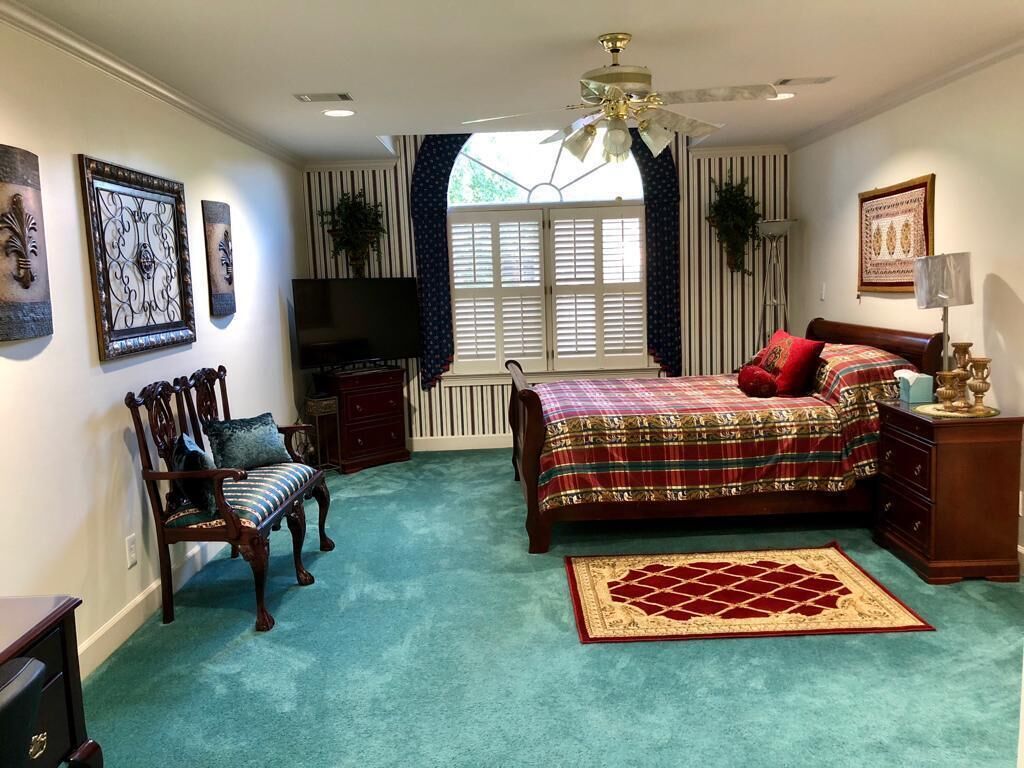 6 bedrooms, iron/ironing board, WiFi, bed sheets