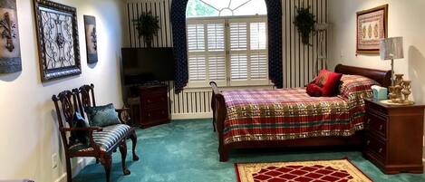 6 bedrooms, iron/ironing board, WiFi, bed sheets