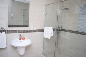 Baignoire, sĂšche-cheveux, serviettes fournies, savon