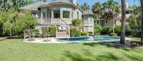 Een buitenzwembad en een verwarmd zwembad