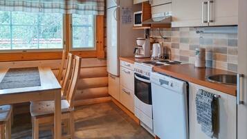 Refrigerador, microondas, lavavajillas, utensilios de cocina