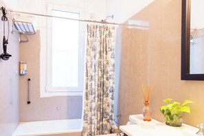 Duschwanne, Haartrockner, Bidet, Handtücher