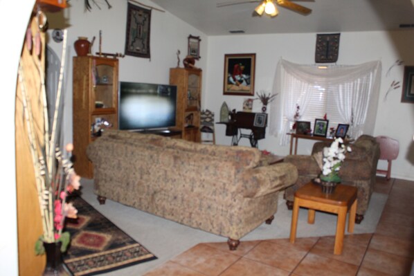 Living area - 2 Bedrooms and 1 guest bath in Quiet Spanish Style home (Page)
