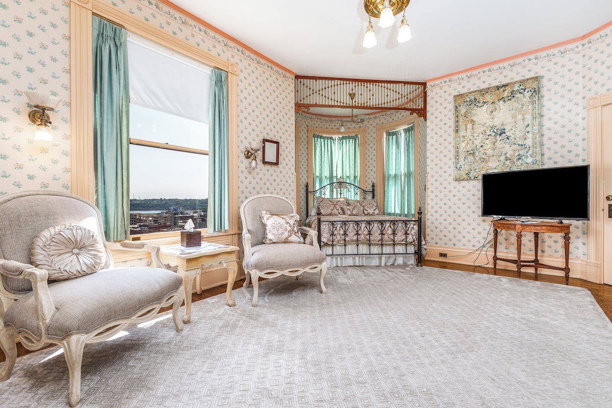 Florence's Room (2nd Floor) | Blackout drapes, iron/ironing board, free WiFi, bed sheets