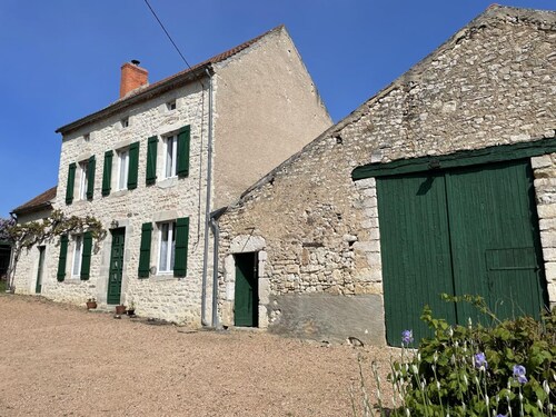 Gîte paisible à Ébreuil avec jardin, animaux acceptés