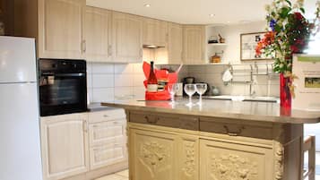 Fridge, microwave, oven, dishwasher