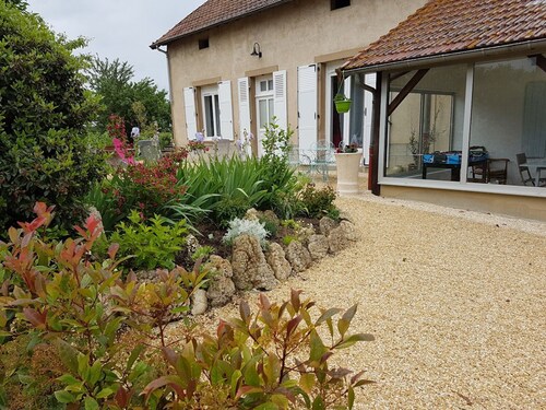 Gîte champêtre familial avec jardin à Cindré