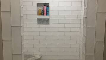 Badewanne, Haartrockner, Handtücher