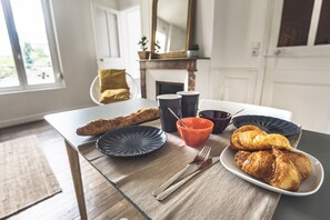 Dining - Cozy apartment renovated to less than 10 minutes walk from the station! (Reims)