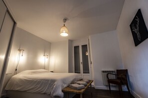 1 chambre, fer et planche à repasser, accès Internet, draps fournis