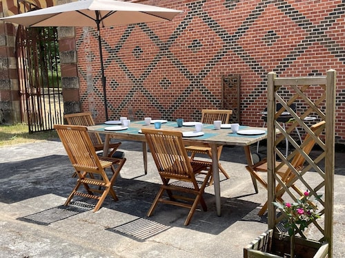 Grand gîte au château d'Avrilly avec jardin, animaux admis, proche Moulins