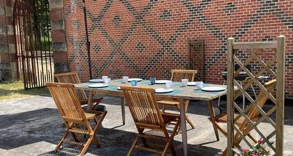 Spacious stay in castle setting with WiFi and pets allowed