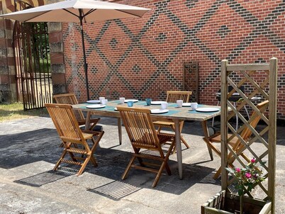 Spacious apartment at Avrilly castle with garden, pets allowed, near Moulins