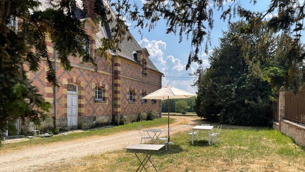 A rustic building with a brick facade and a gravel driveway. - Spacious renovated lodge near Moulins for 10 p, pets welcome, WiFi (Trévol)