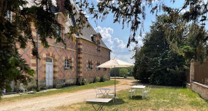 Geräumige renovierte Unterkunft in der Nähe von Moulins für 10 Pers, Haustiere erlaubt, WLAN