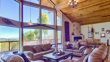 Smart TV, chimenea, reproductor de DVD y futbolito