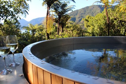 Mahakipawa Waterfront Hideaway - Belvue Bay Home