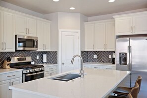 Fridge, microwave, oven, stovetop - Zion Zen Family-Friendly Townhouse With Home Theater and Pool access (Washington)